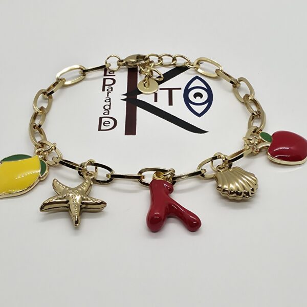 Pulsera de acero dorado con colgantes frutales y marinos