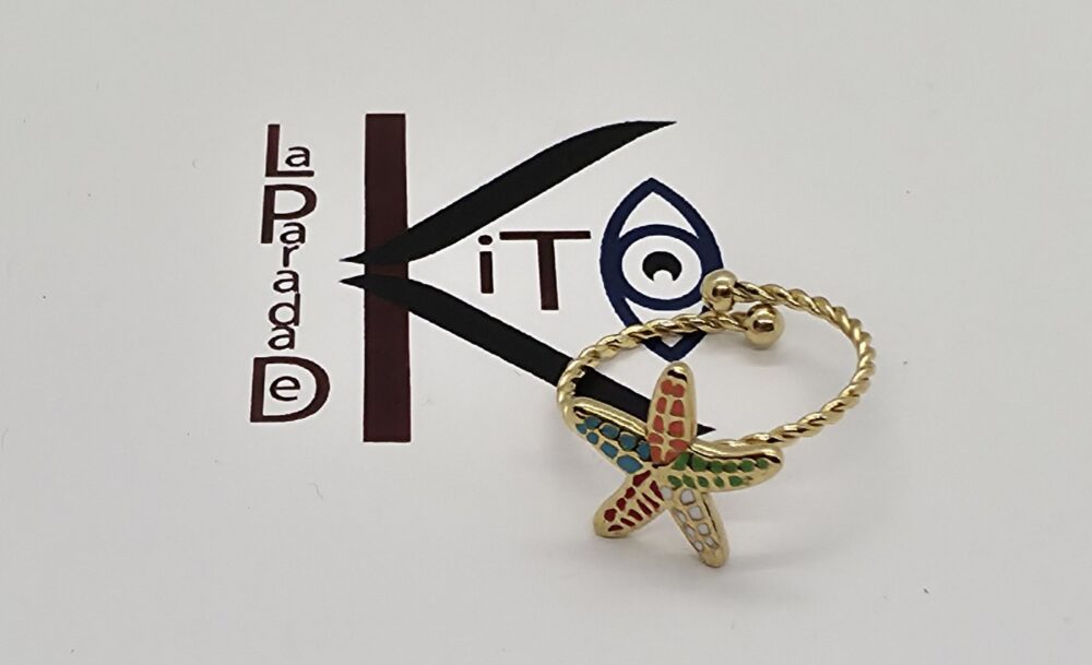 Anillo de acero dorado con una estrella de mar color multicolor