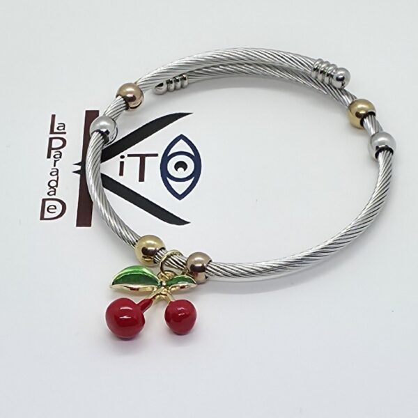 Pulsera en acero plateado con una cereza