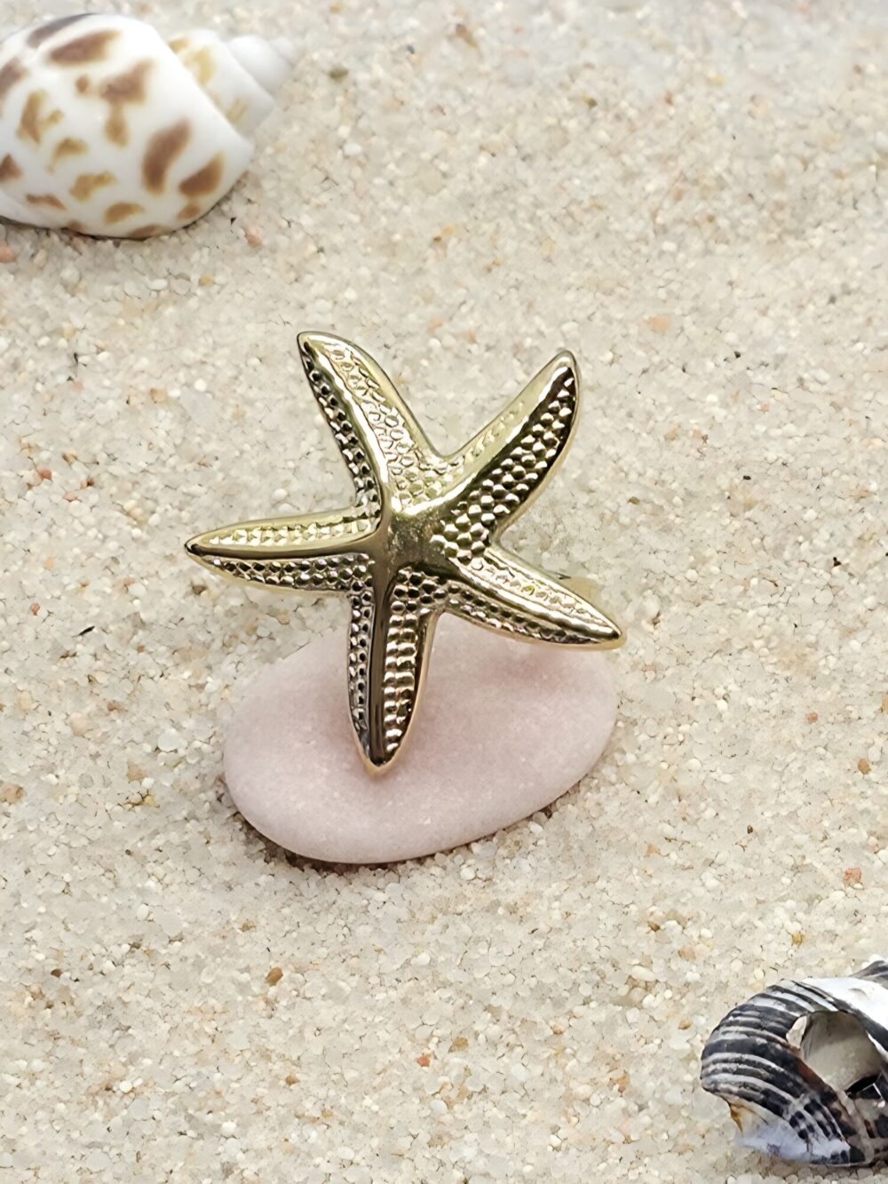Anillo con forma de estrella de mar, acero dorado