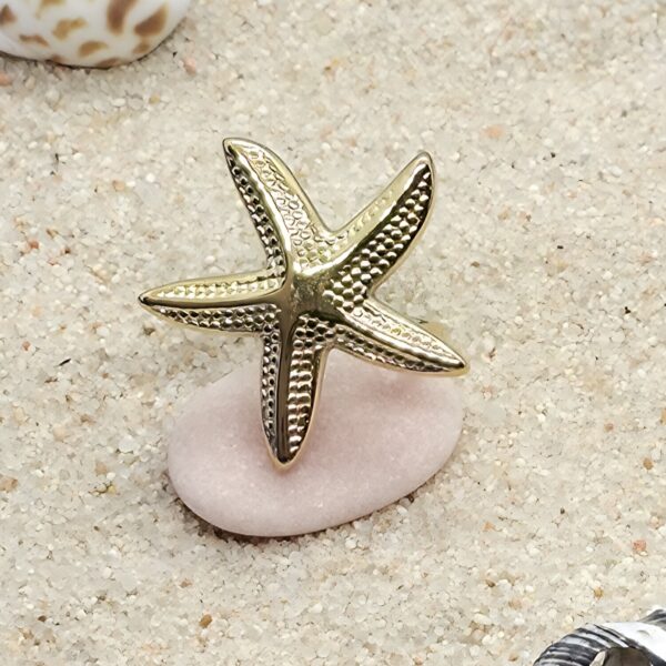 Anillo con forma de estrella de mar, acero dorado