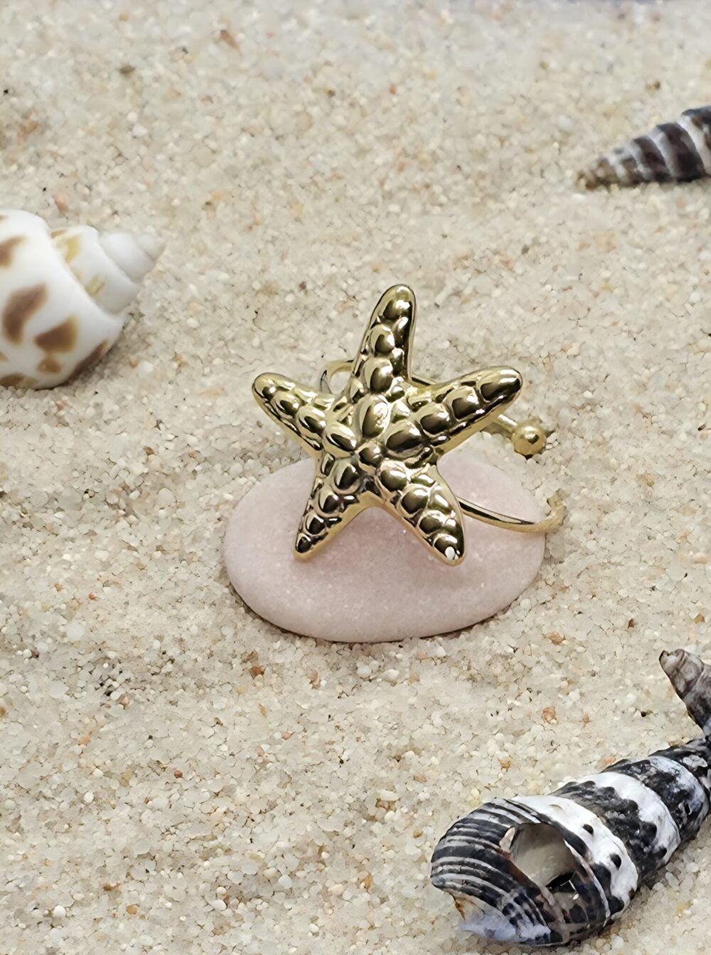 Anillo con forma de estrella de mar, acero dorado