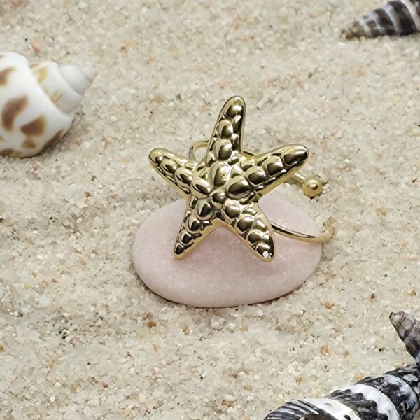 Anillo con forma de estrella de mar, acero dorado