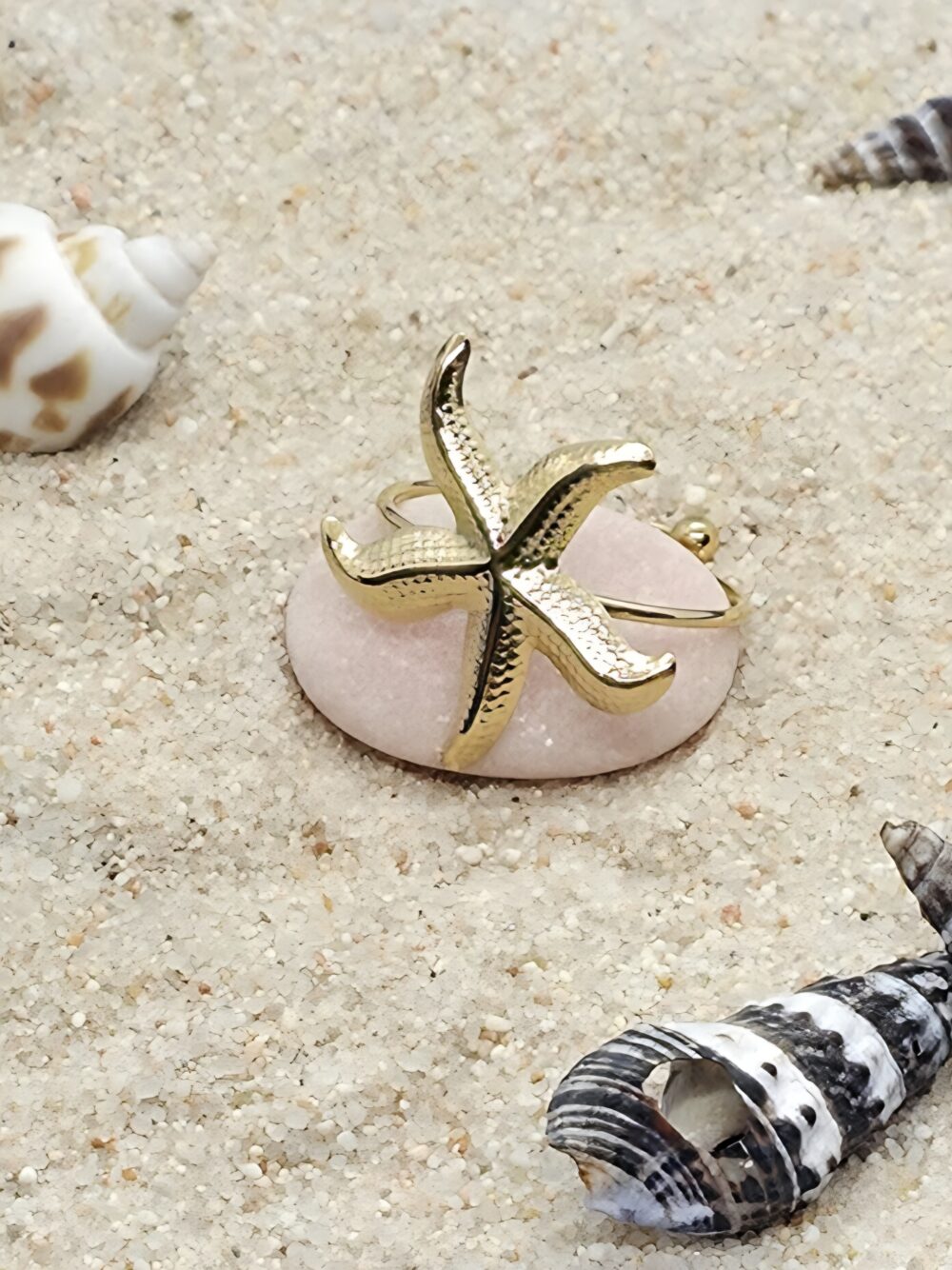 Anillo con forma de estrella de mar, acero dorado