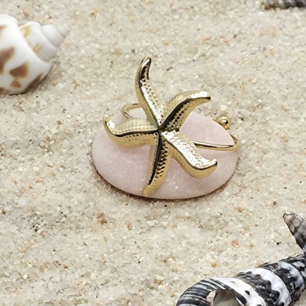 Anillo con forma de estrella de mar, acero dorado