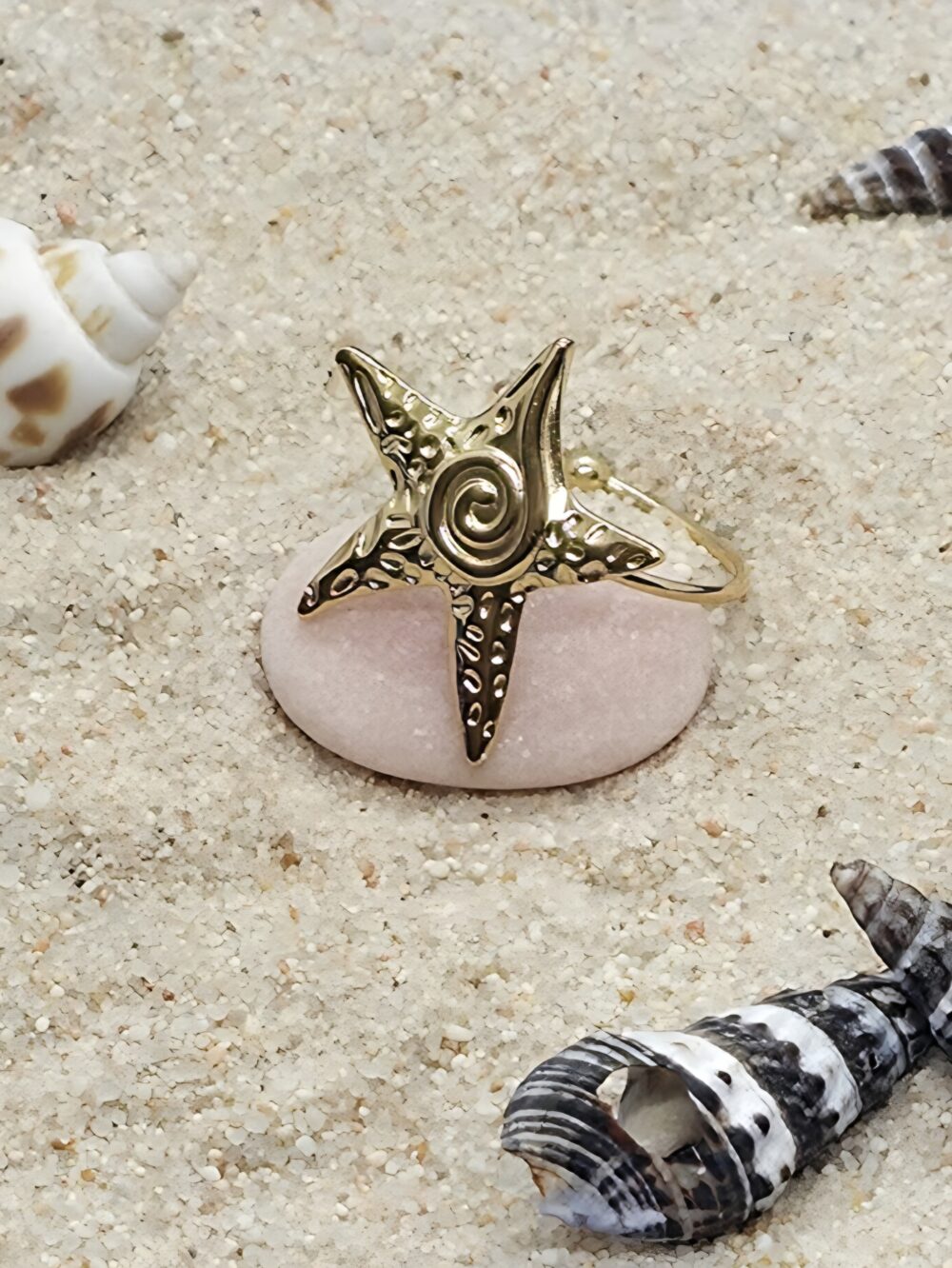 Anillo con forma de estrella de mar, acero dorado