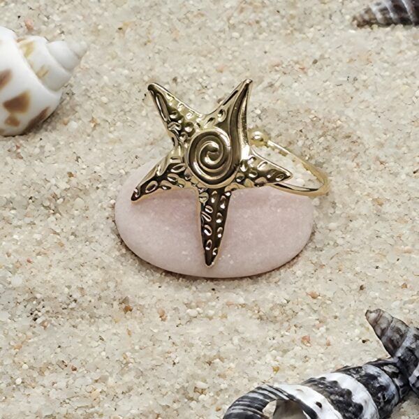 Anillo con forma de estrella de mar, acero dorado