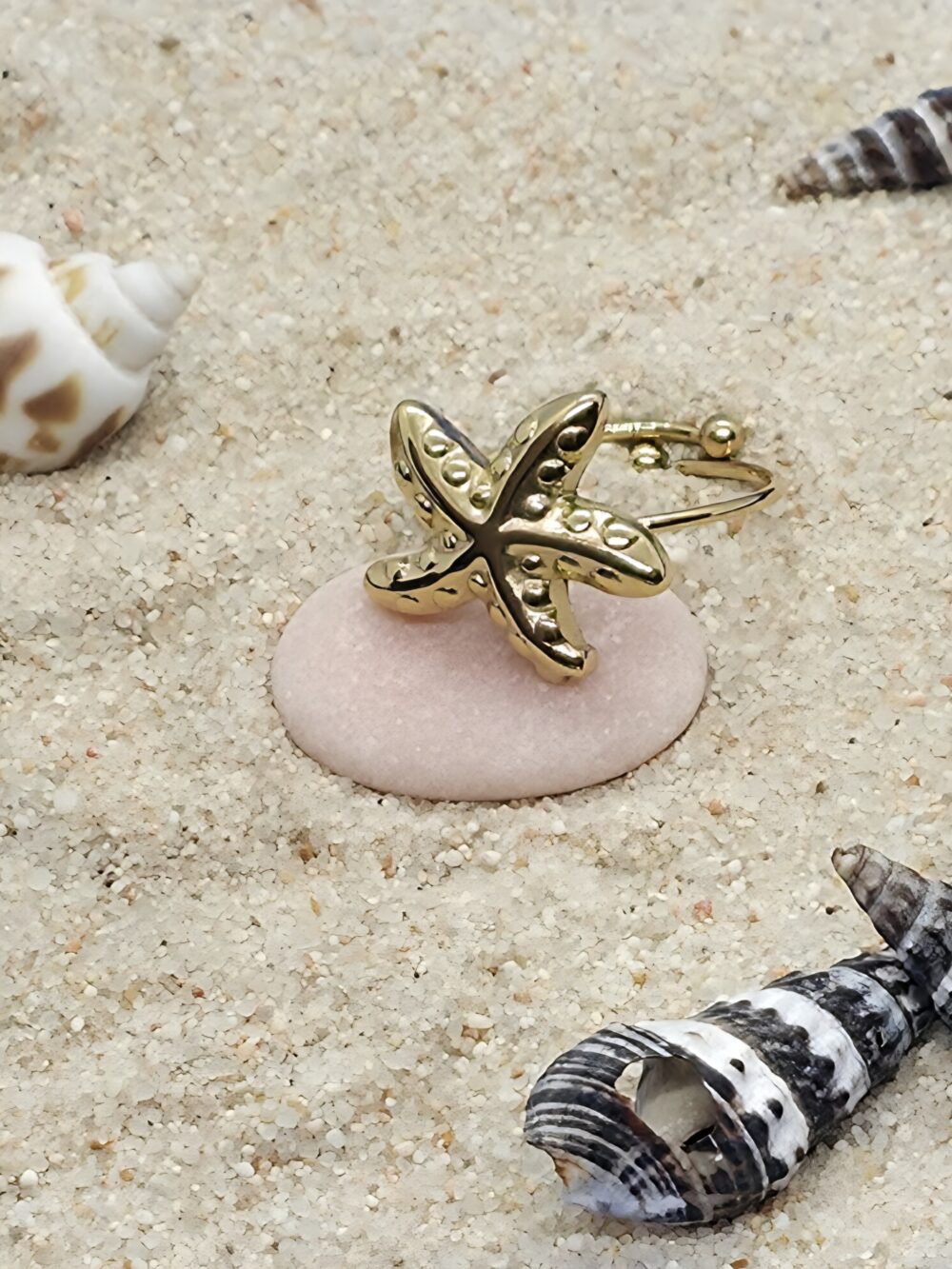 Anillo con forma de estrella de mar, acero dorado