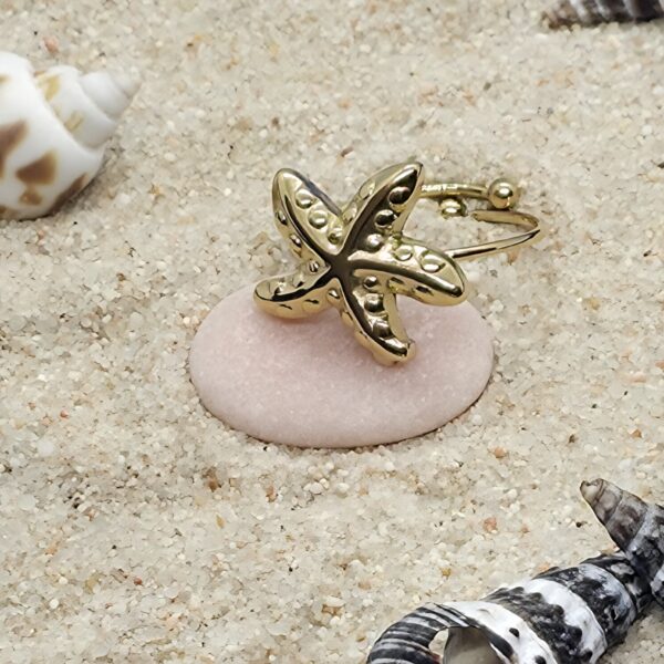 Anillo con forma de estrella de mar, acero dorado