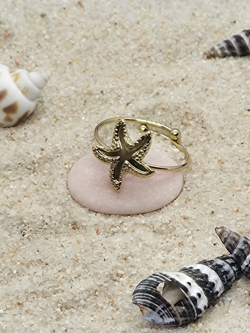 Anillo con forma de estrella de mar, acero dorado