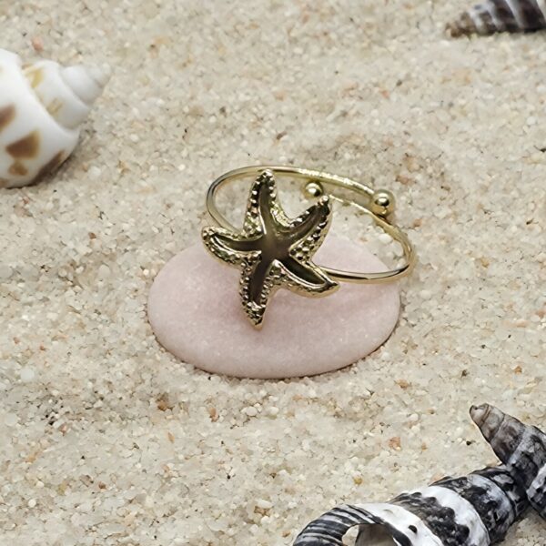 Anillo con forma de estrella de mar, acero dorado